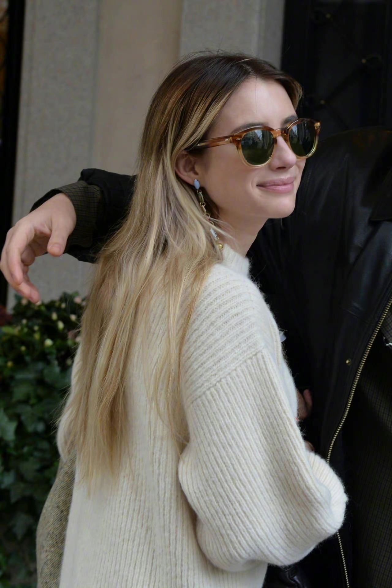 emma roberts 现身米兰街头这次是来参加时装周