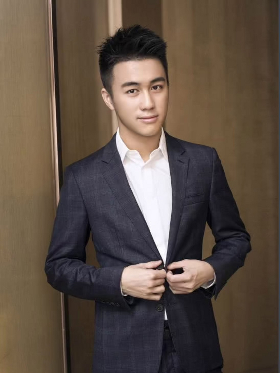 何猷君真的是有才有颜啊,不知道上帝有没有给他关门,奚梦瑶也太幸福了