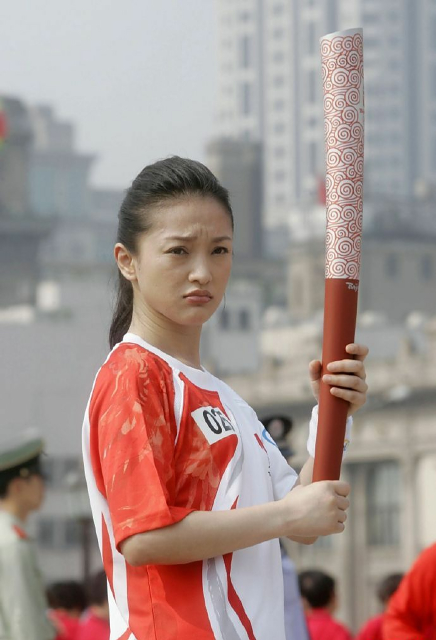2008年,34岁的周迅是奥运火炬手,抓拍的小表情很可爱,充满了青春和