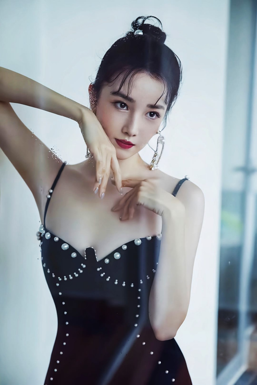 陈小纭原名陈昀,出生于吉林省,毕业于中央戏剧学院,中国内地女演员.