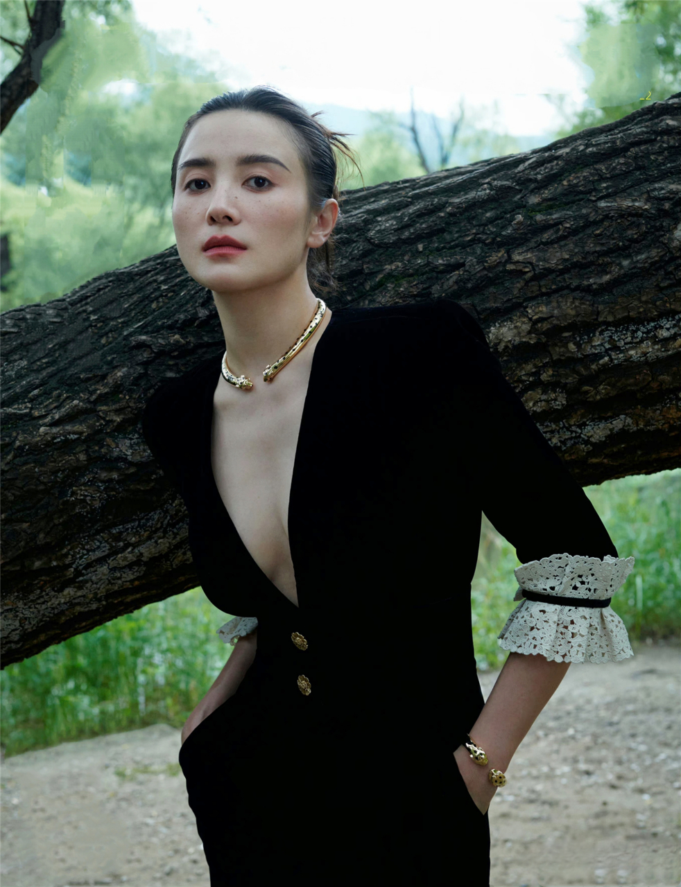 穿着小西服的宋佳,这属于户外写真吧?