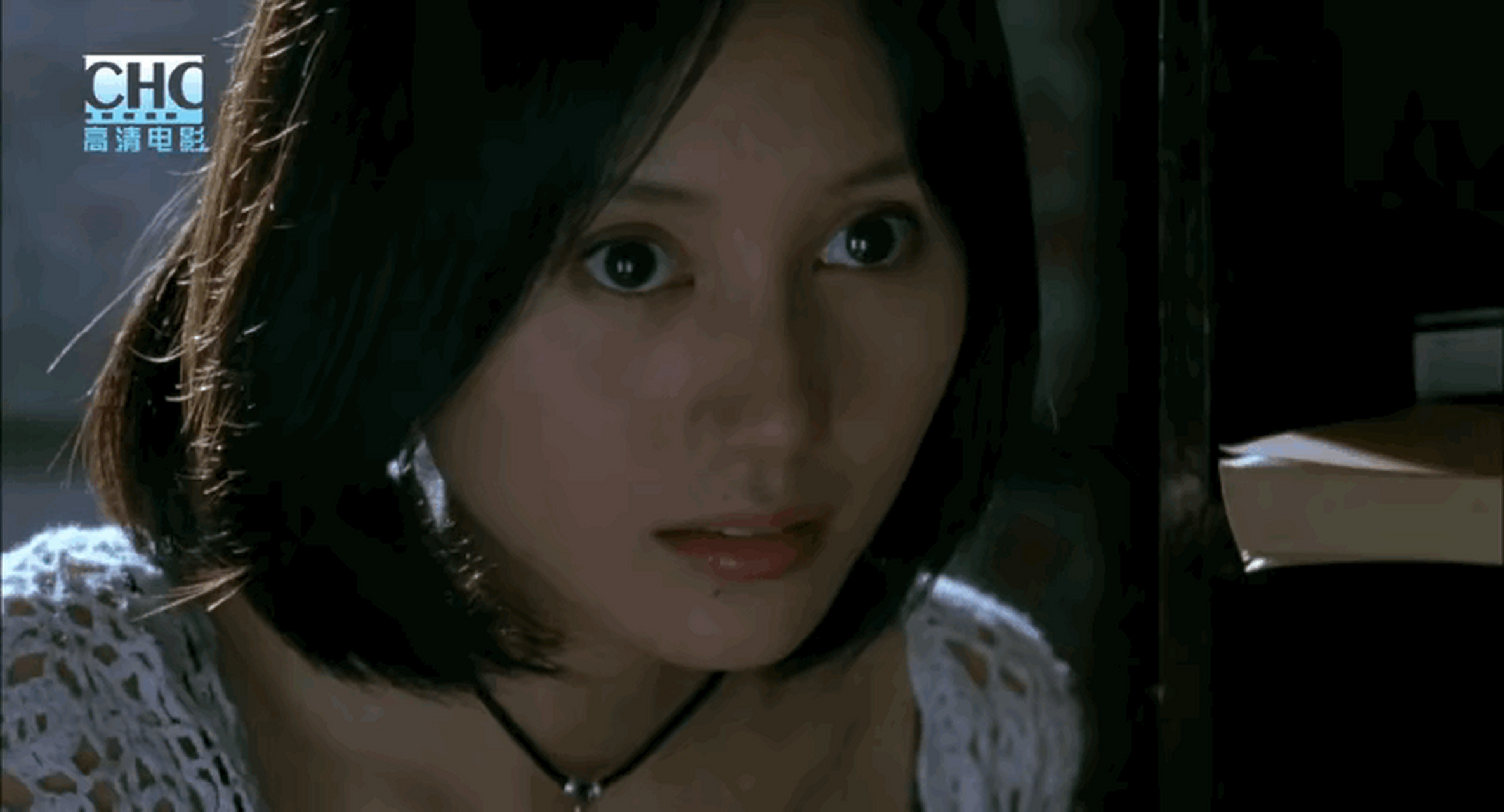 年轻时候的袁泉,五官清纯,眼神灵动,她身上有一种异于常人的魅力.