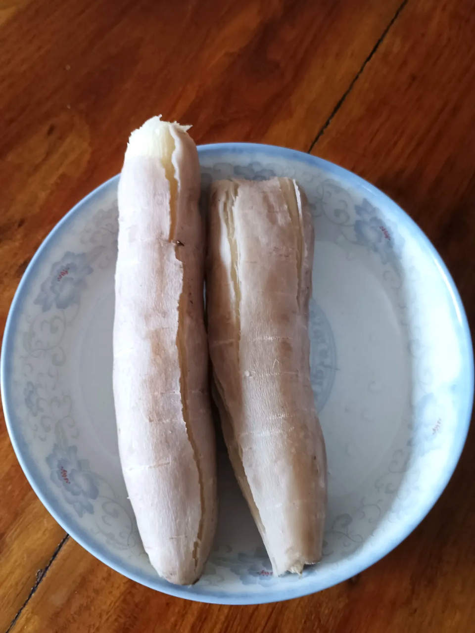 我刚吃完早餐,但是经不起散发着诱人香味的木薯,又吃了一条,这肚子撑