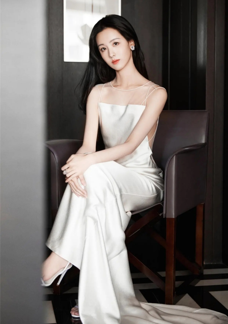 陈都灵一袭白色露背长裙,纯洁高雅,身姿曼妙,温柔性感,浑身散发着迷人