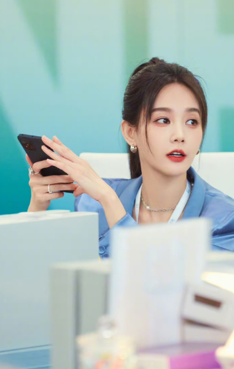 李一桐录综艺大方秀马甲线,夏天到了,女艺人又开始卷了,一个比一个有