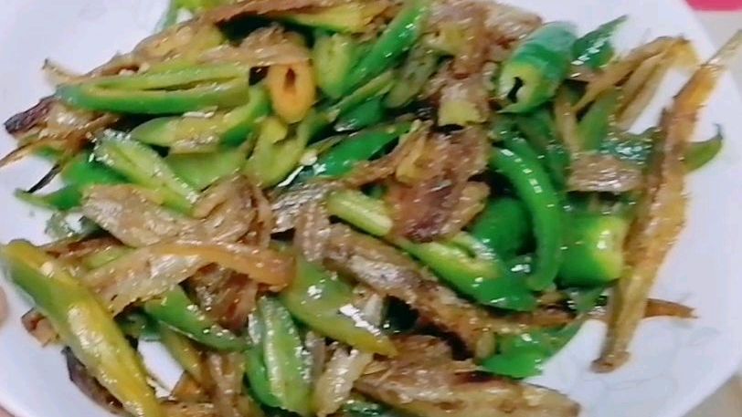 青椒炒小毛刀鱼干,一个人的简单美味小菜