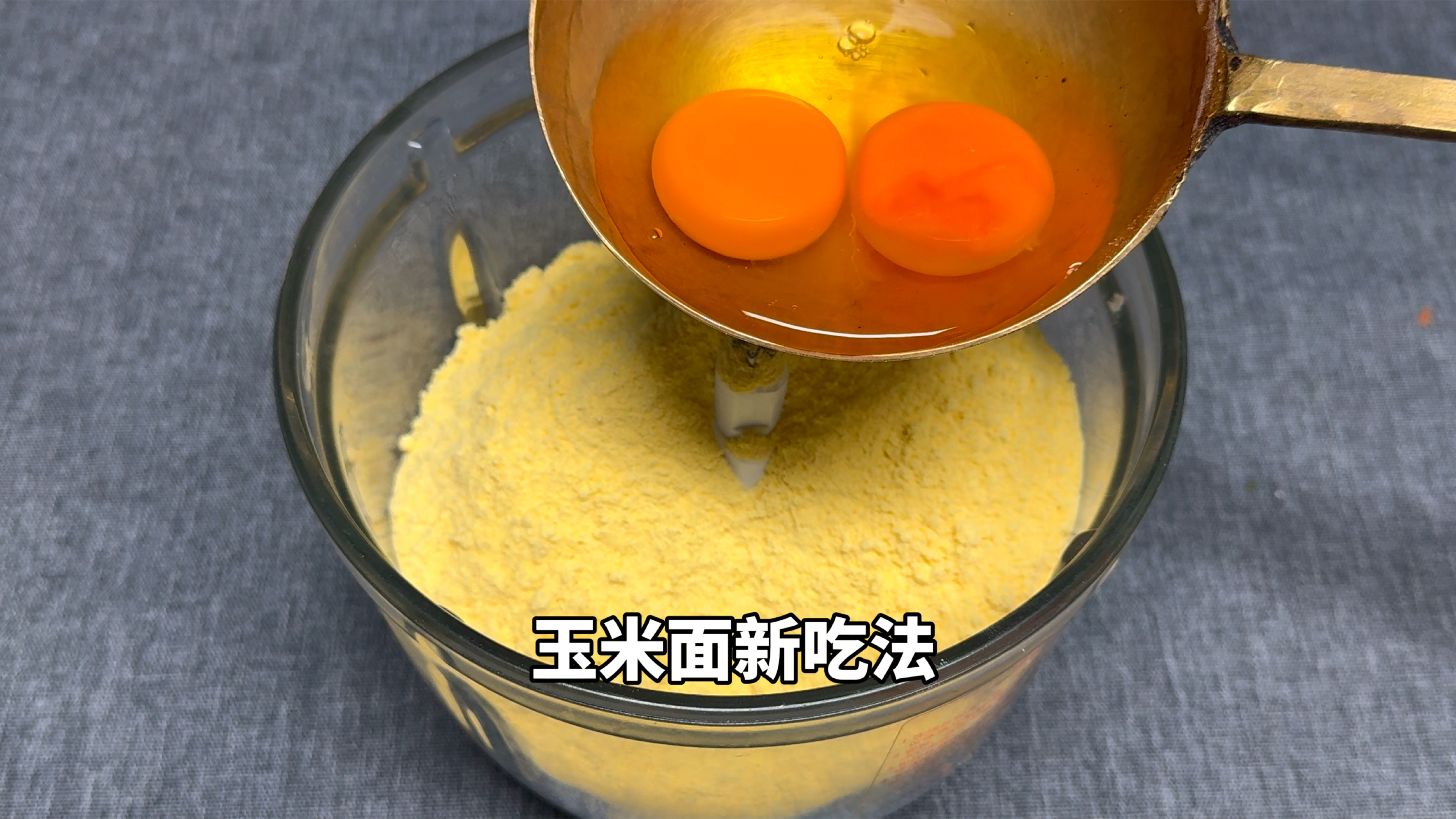 2勺面粉2颗蛋搅一搅,竟然做出软糯香甜的早餐饼,无油无糖更健康