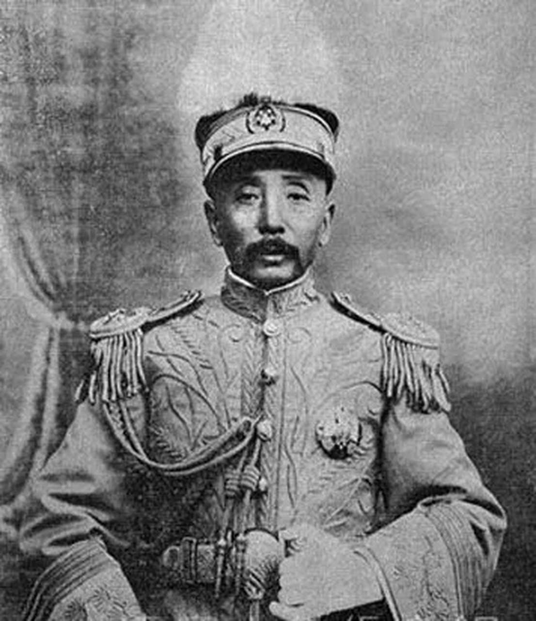 "谁料副官禀明情况后,张作霖一把将麻将桌掀翻在地:"拉100门炮,集合