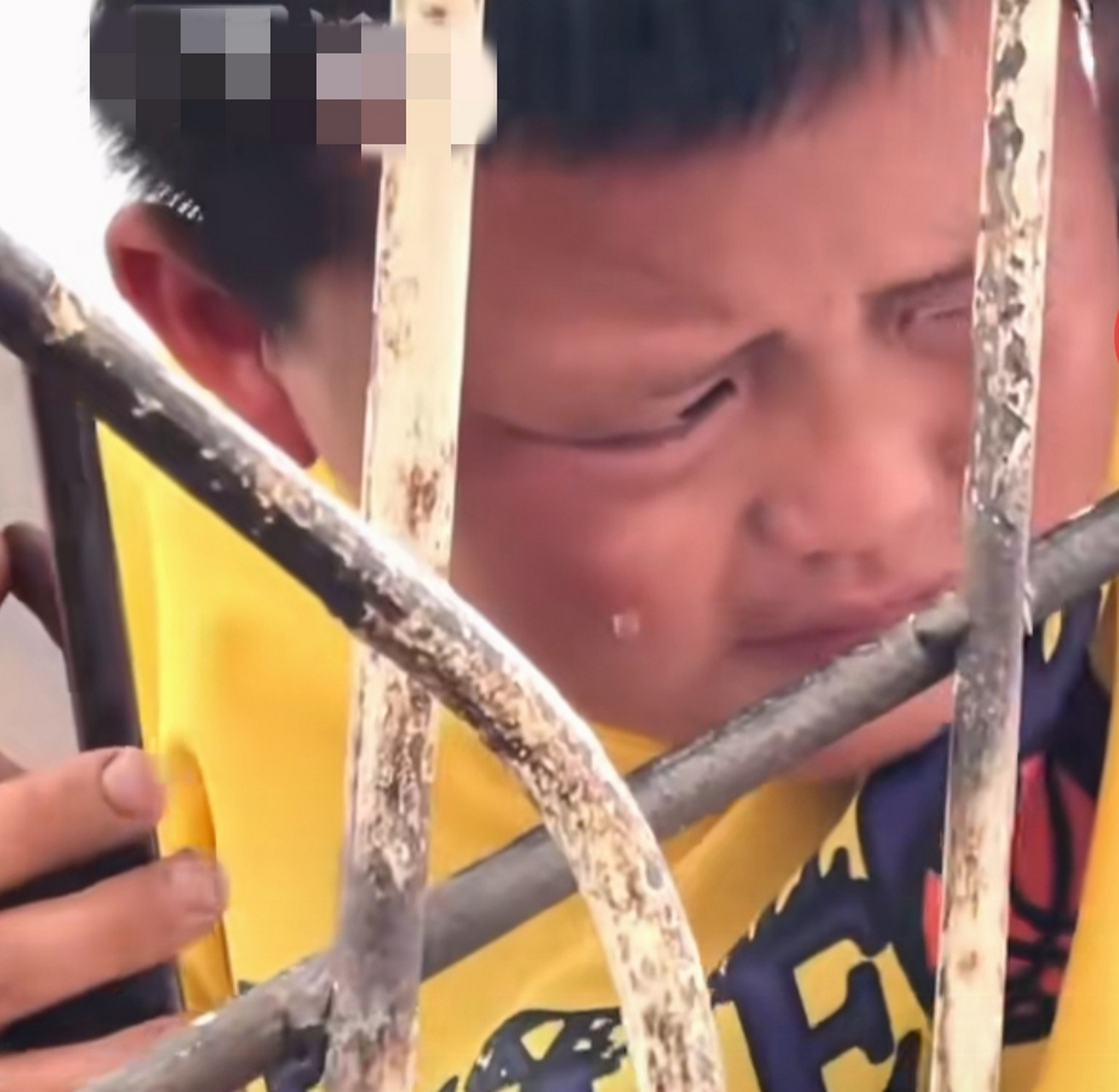 因为奶奶只给带了一元钱,而最便宜的酸辣粉也要两元一份,小男孩因此吃