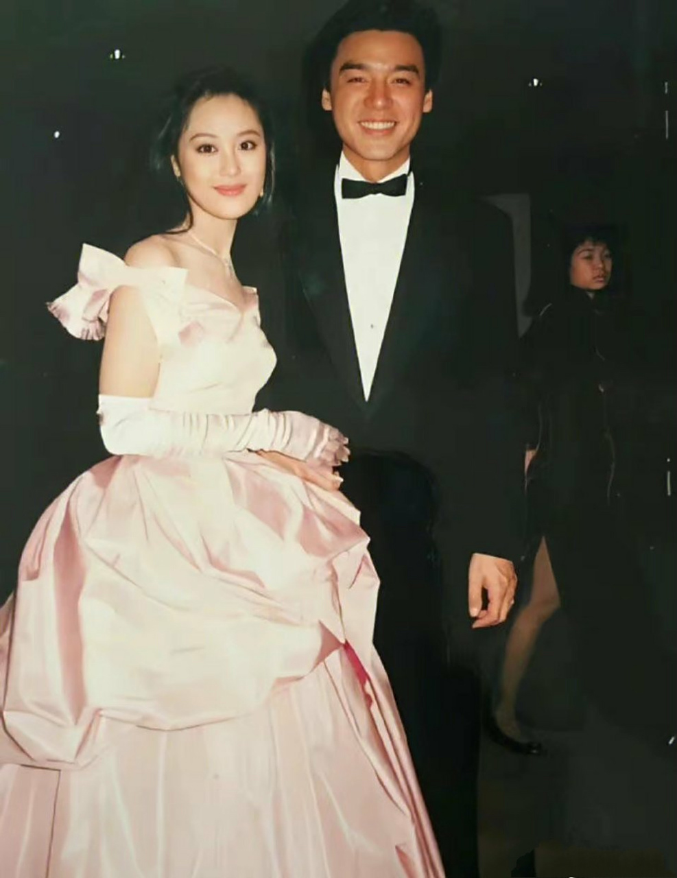 年轻时候的章小蕙,眼波流转,娇憨灵动,像一朵未经风吹雨打的玫瑰95.