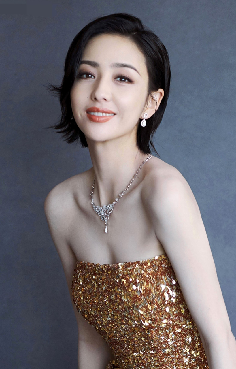 佟丽娅穿金色紧身低胸裙露肩秀胸很有精神,身材纤瘦的女星#娱乐最前沿