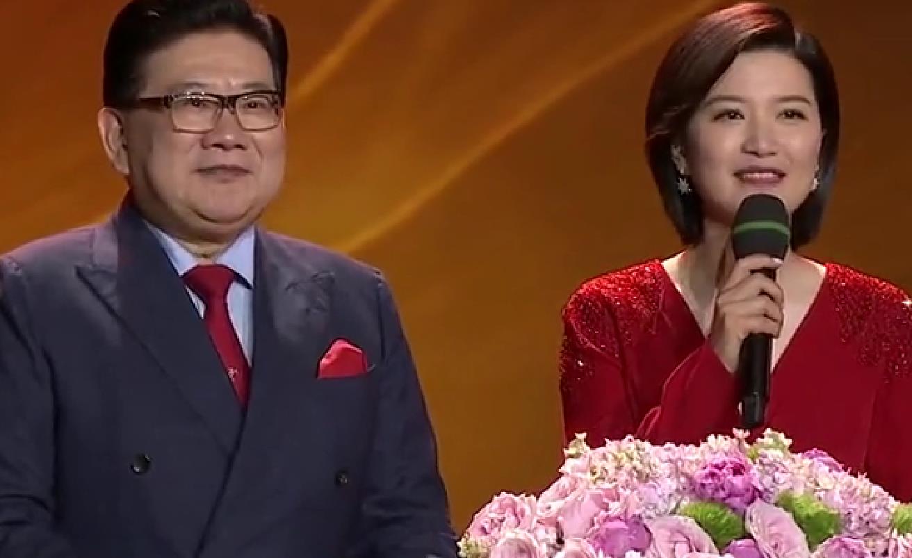 东方卫视主持人再次翻车,年轻主持人全程笑脸,获奖嘉宾尴尬难忍