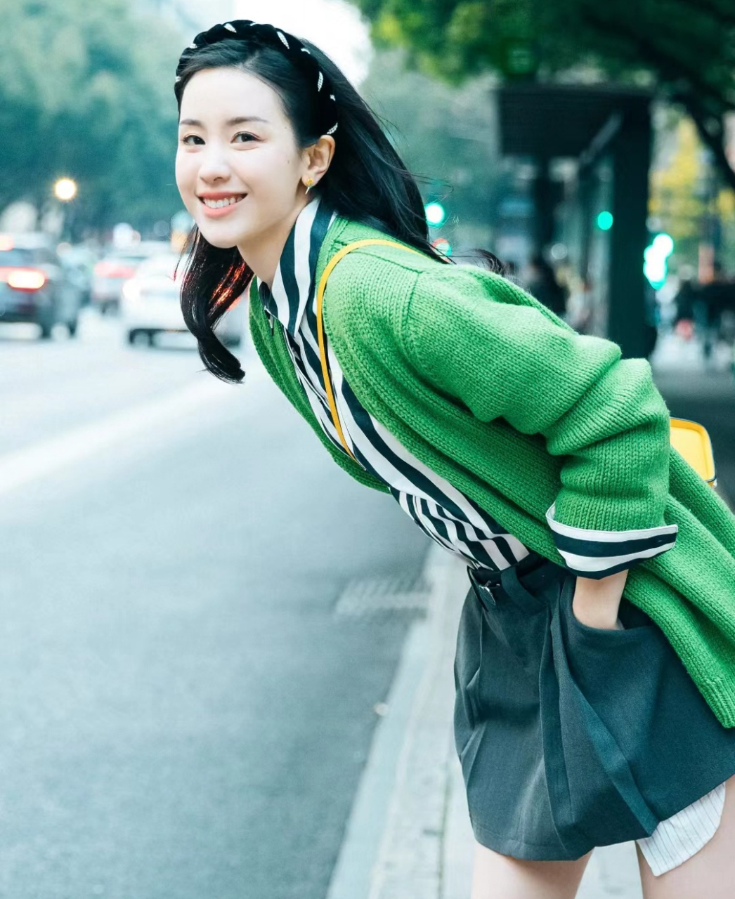 陈都灵路边等车笑得真甜,绿色针织衫太青春了,她整