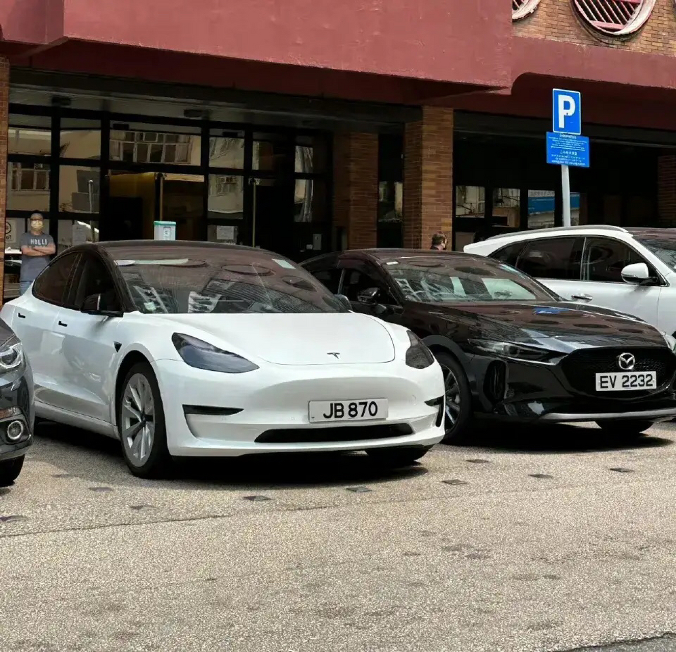 为什么香港的特斯拉,看起来更高级一些?      是不是车牌的原因?