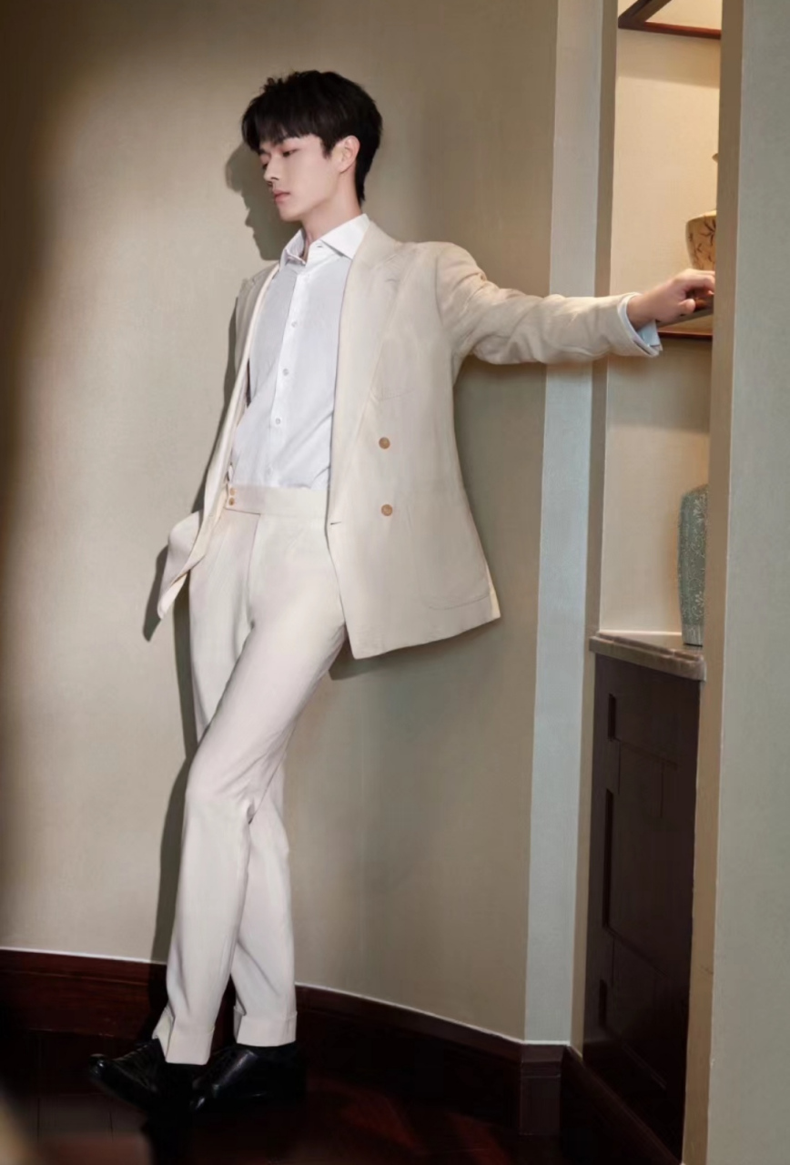 许凯现身广东参加活动,回到家乡状态特别好,米白色西服套装配黑皮鞋