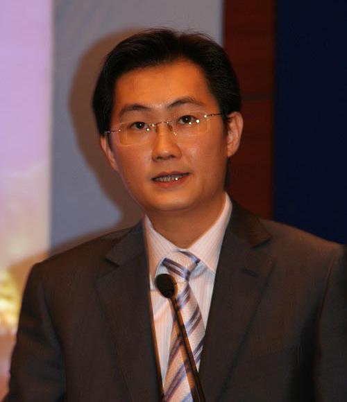 马化腾——qq创始人被女主持拥抱后,害羞得涨红了脸