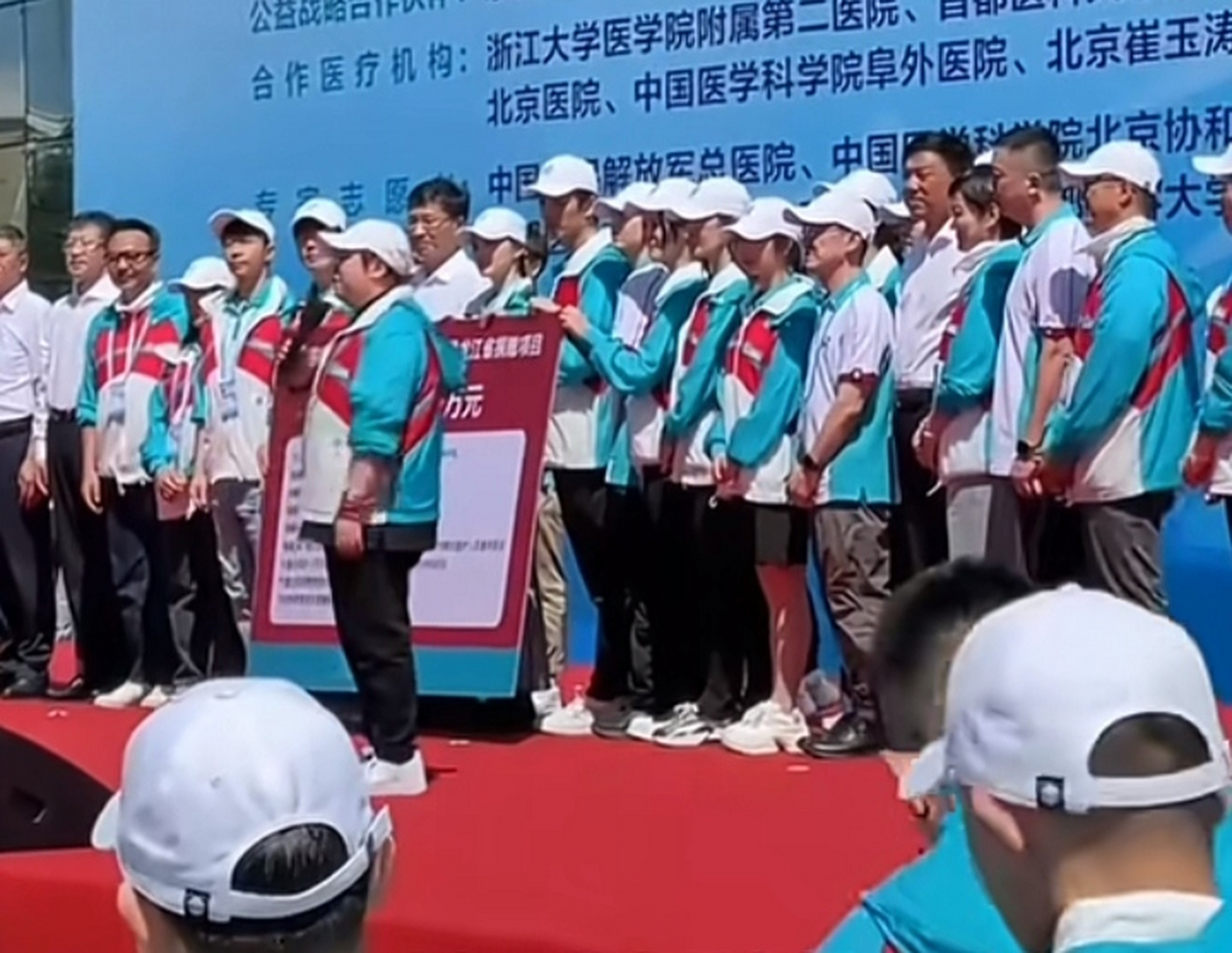 8月6日,韩红携公益志愿者爱心团队,和3100万元的救灾物资抵达黑龙江