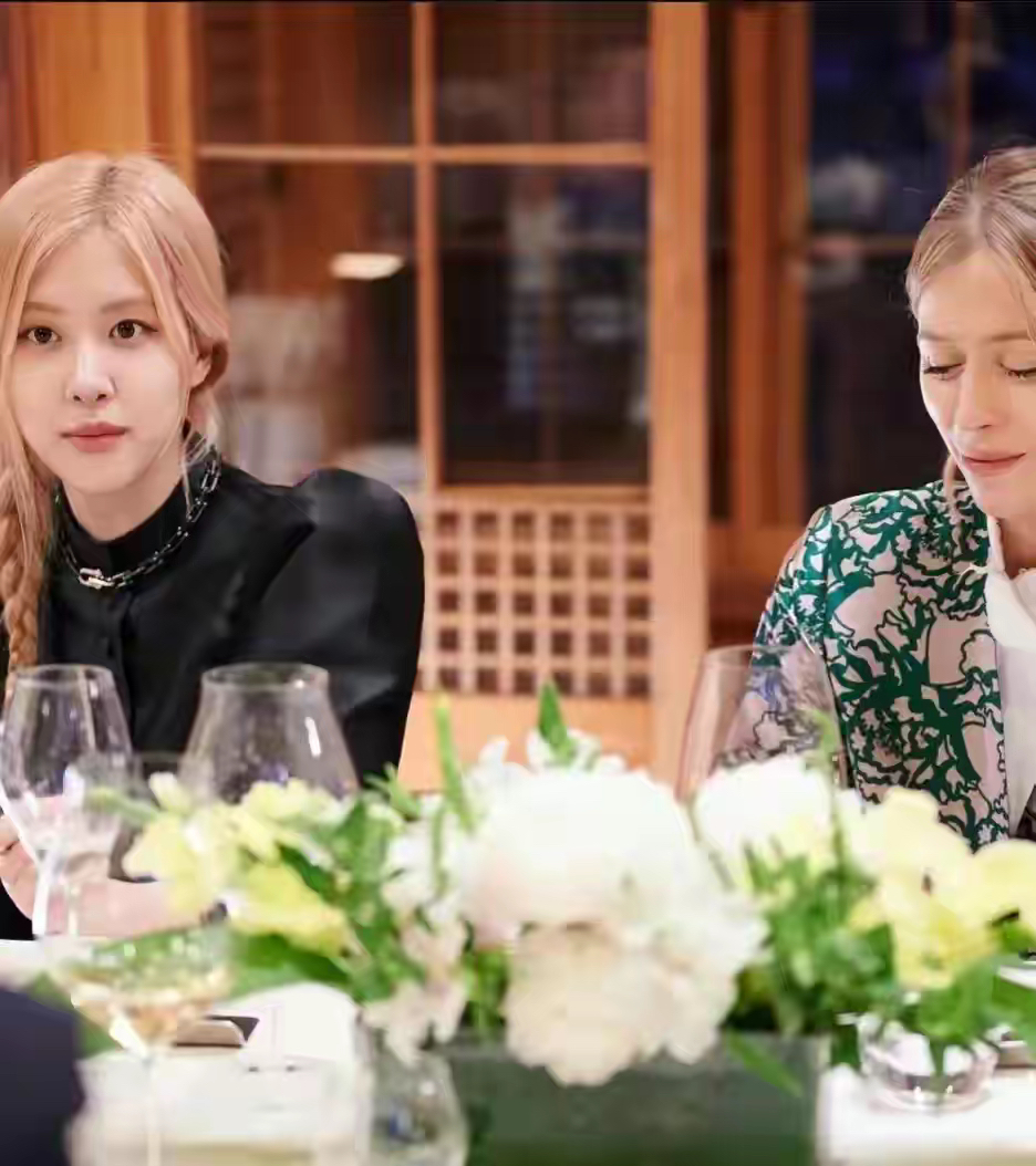 lisa和lv三公子机场同框被偶遇,双方家人开始互关,恋情已坐实?