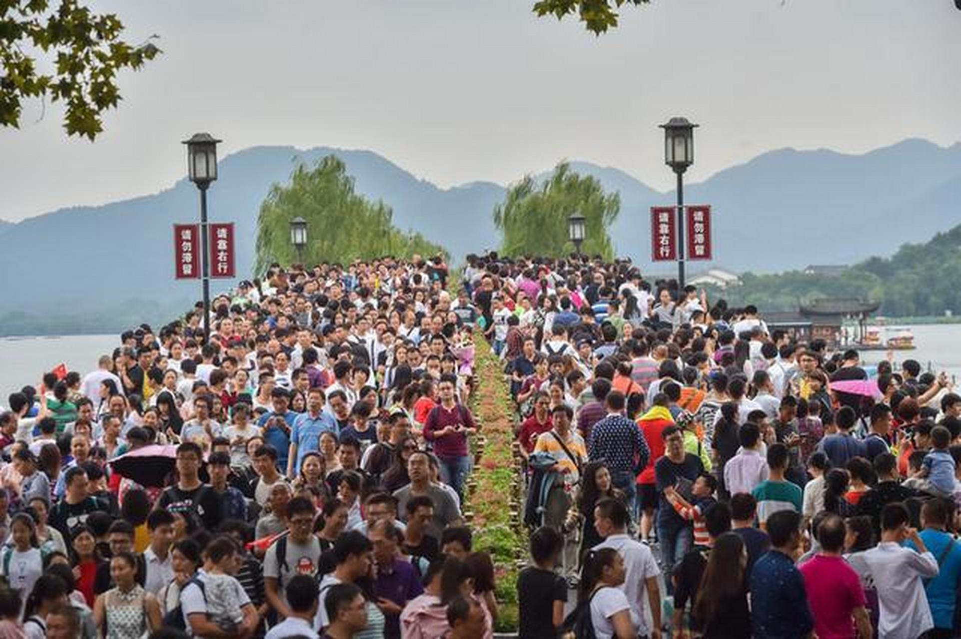暑假哪里旅游人少(暑假哪里旅游人少适合旅游)