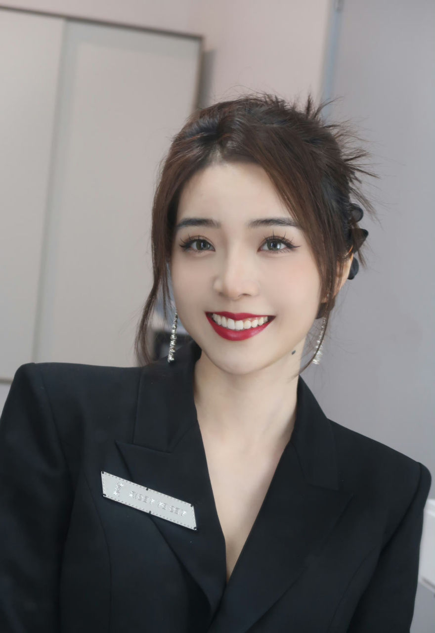 养眼美女#  英雄联盟最喜欢的主持人余霜