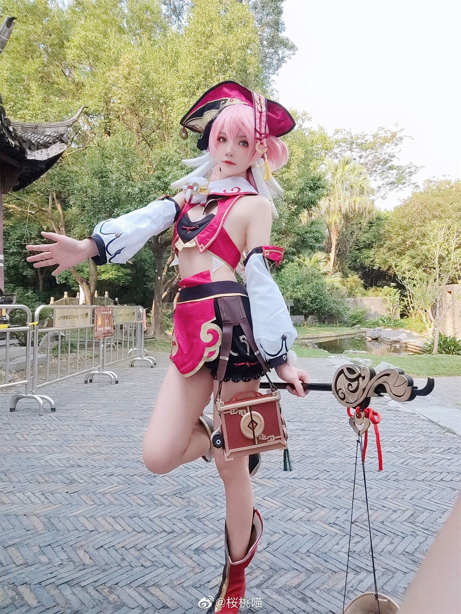 桜桃喵cos烟绯，闲暇之余游园郊游