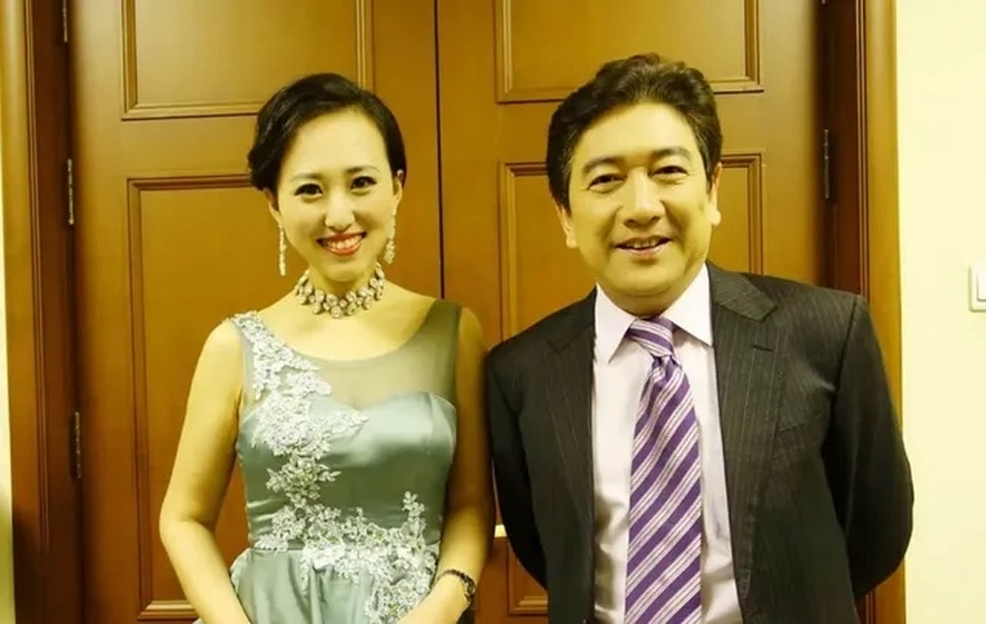 2007年,水均益的妻子王君意外瘫痪,他毫不犹豫地答应了离婚,女儿哭着