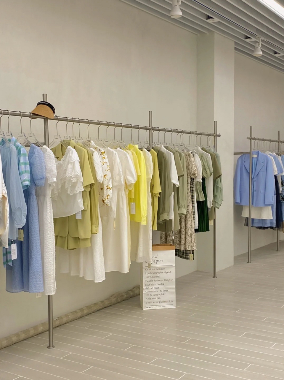 怪不得实体服装店倒闭! 前几天去实体店逛街,相中了一件上衣,本来老板