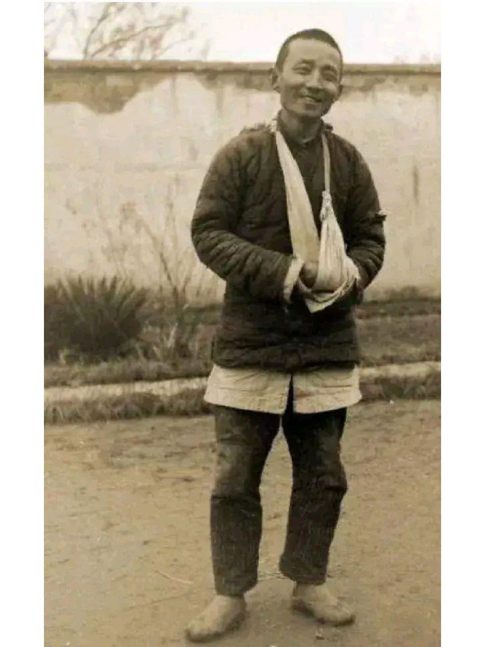 这是1948年被捕的参谋长汤景延的照片.照片_上他面带笑容,沉着冷静.