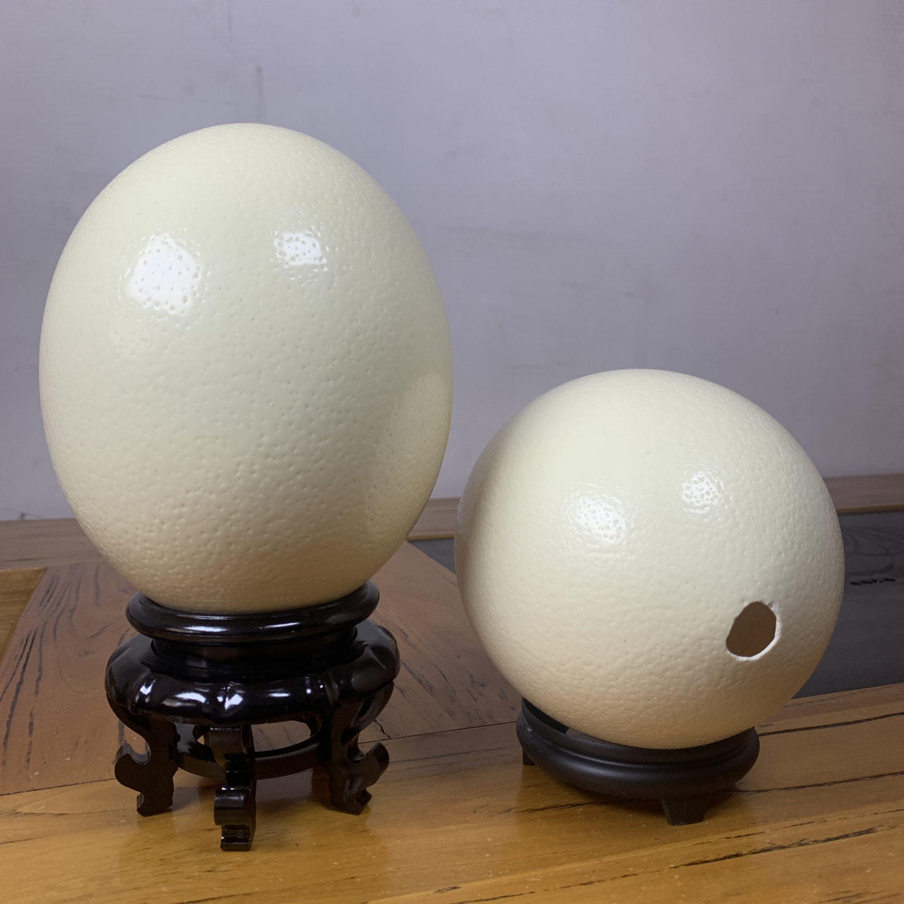 鸵鸟蛋蛋壳,可以制作成工艺品,一般都是雕刻上去的,制作的时候应当