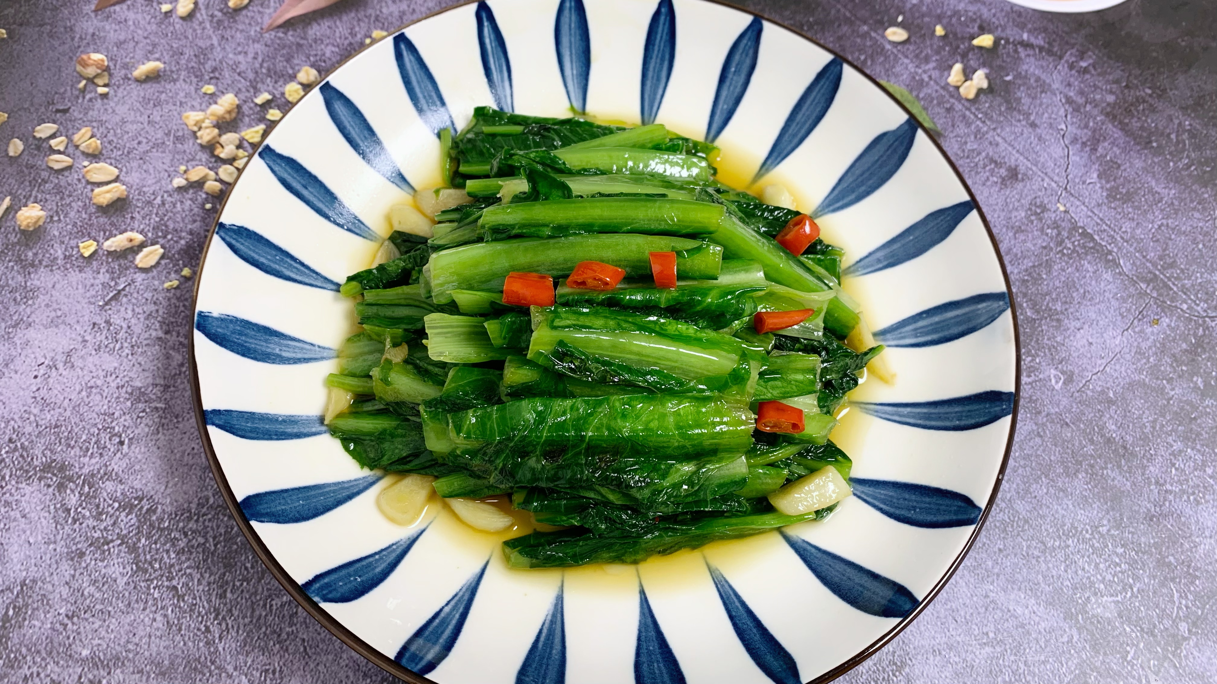 大厨分享蒜泥蚝油油麦菜家常做法,蒜香浓郁,颜色碧绿,清脆爽口