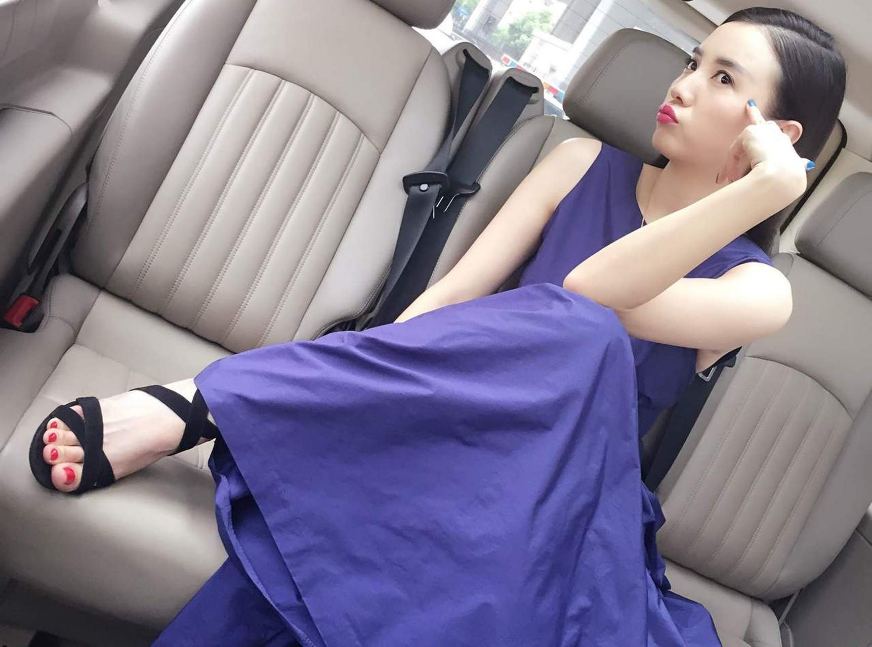 宋佳  车内高跟白脚可以一震#明星生图大赏# #我们都爱聊八卦# #娱乐