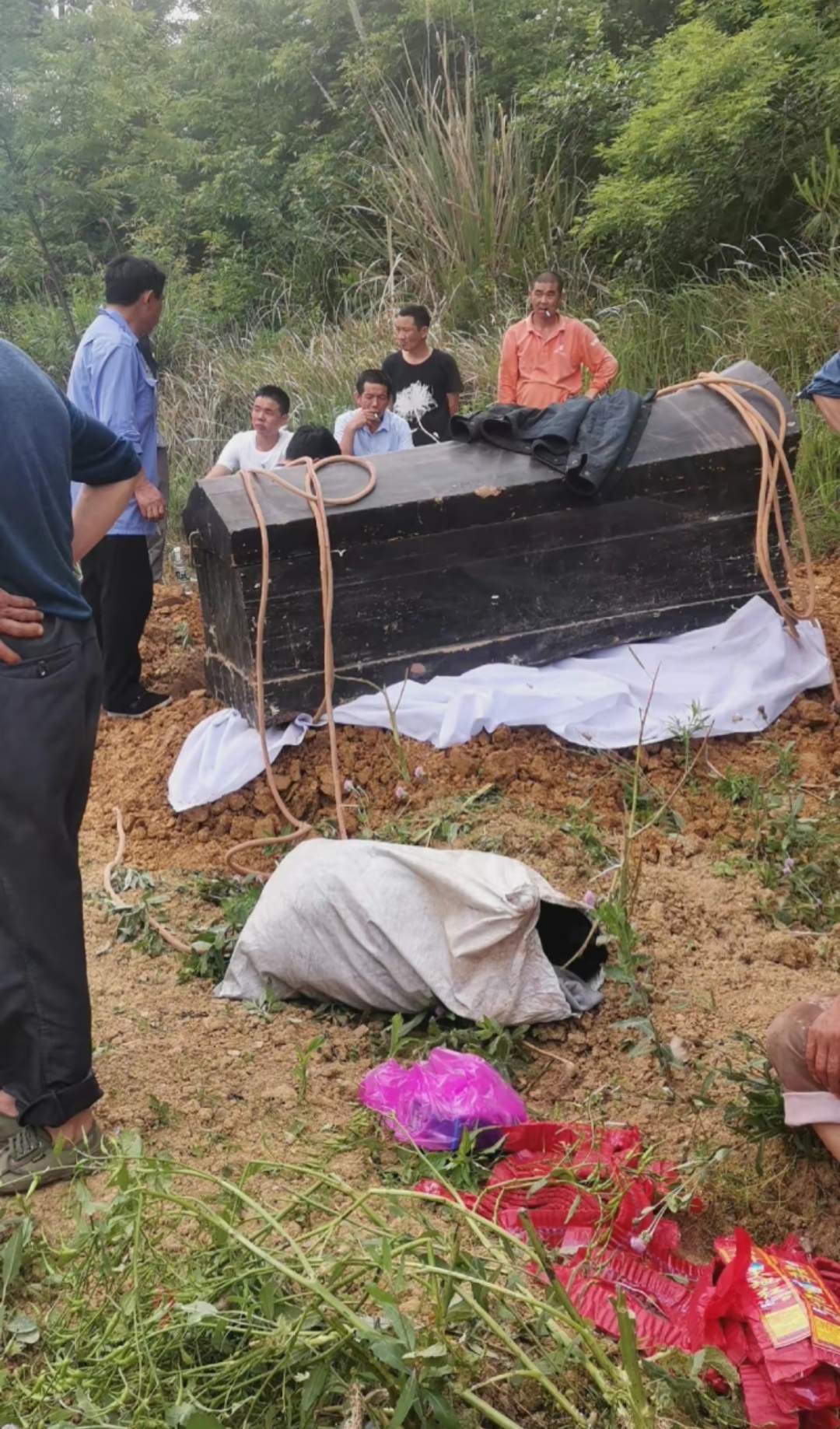 表哥四十多岁,一生未婚,因病离世,侄女扶灵