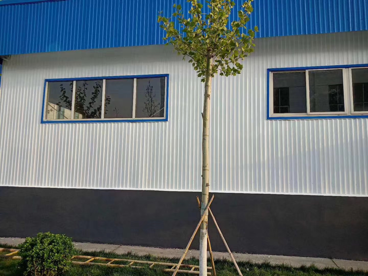 彩钢瓦立面翻新前后对比图