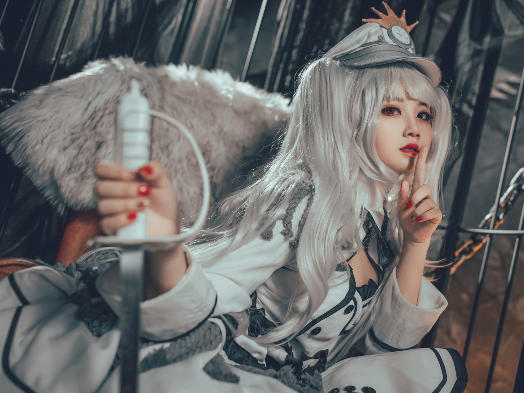 cosplay:狂三外传反转白之女王,玫瑰花与我,你会选哪一个?