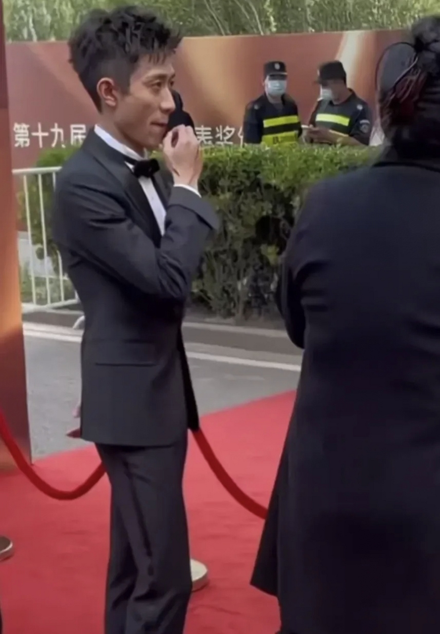 张一山真的是太瘦了,本来就长着一张娃娃脸,还这么瘦小,让人觉得他