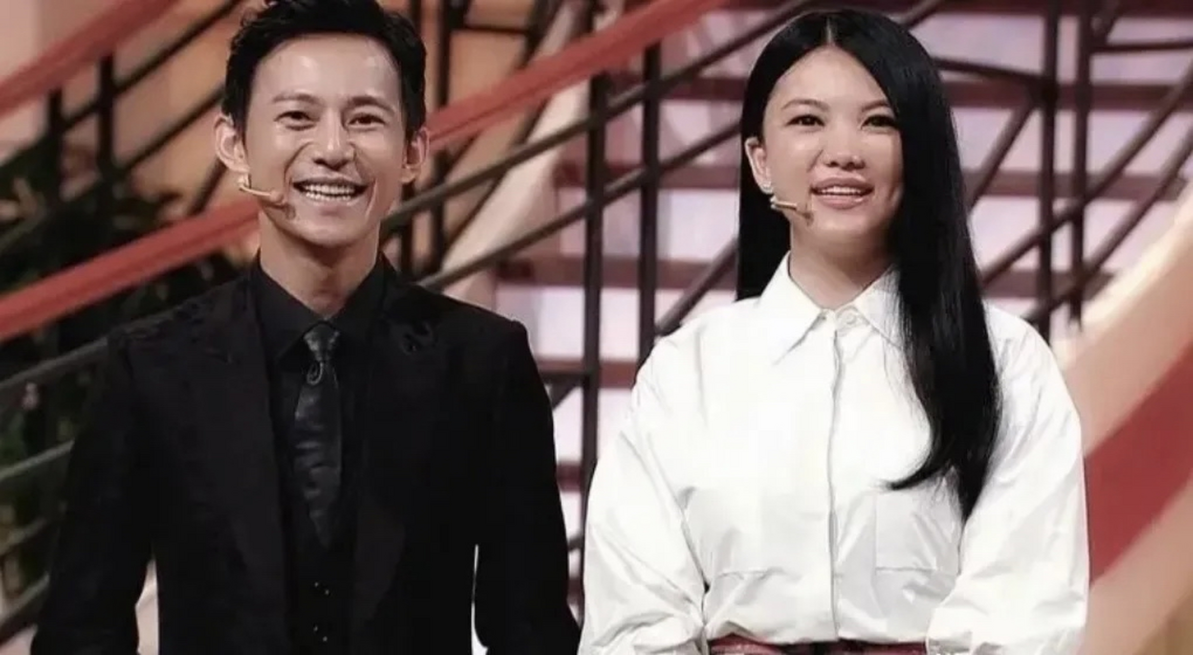 1997年,李湘突然将何炅拉到墙角:"现在北京三环的房价才3000元一平,你