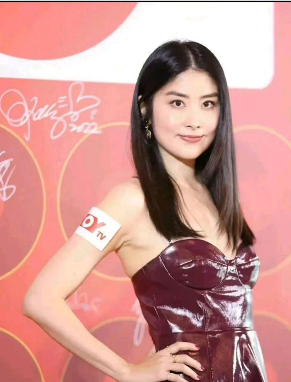 最近陈慧琳出席慈善义卖活动,父亲陈崇伟是香港最大的珠宝商,超过三分