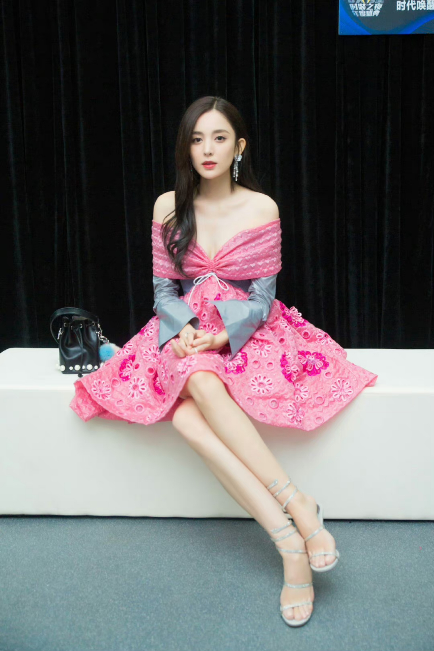 古力娜扎美照,大长腿真的是太性感迷人了!#养眼美女