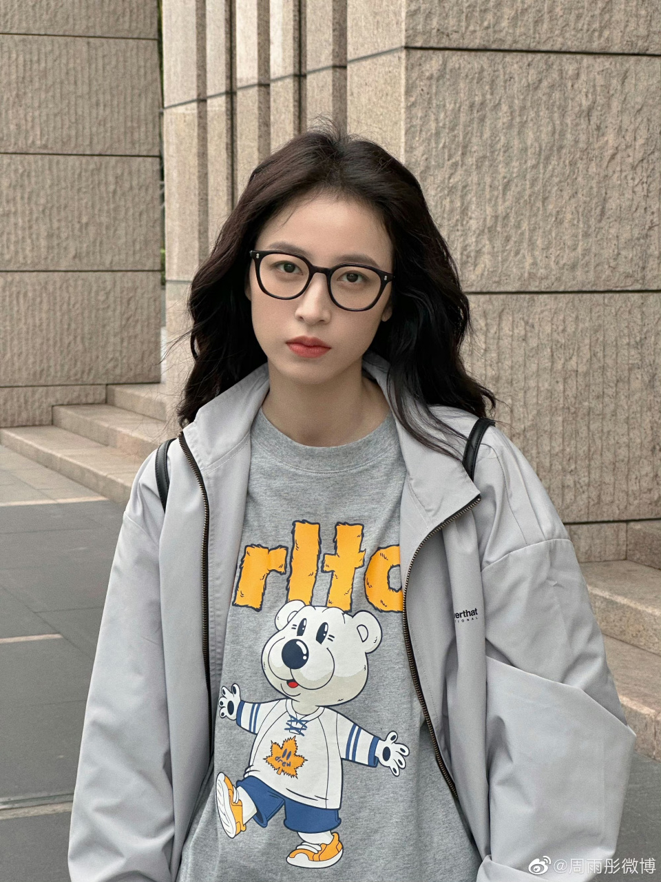 能把生活照也拍的这么好看的,也就只有周雨彤这样的美女小姐姐了吧.