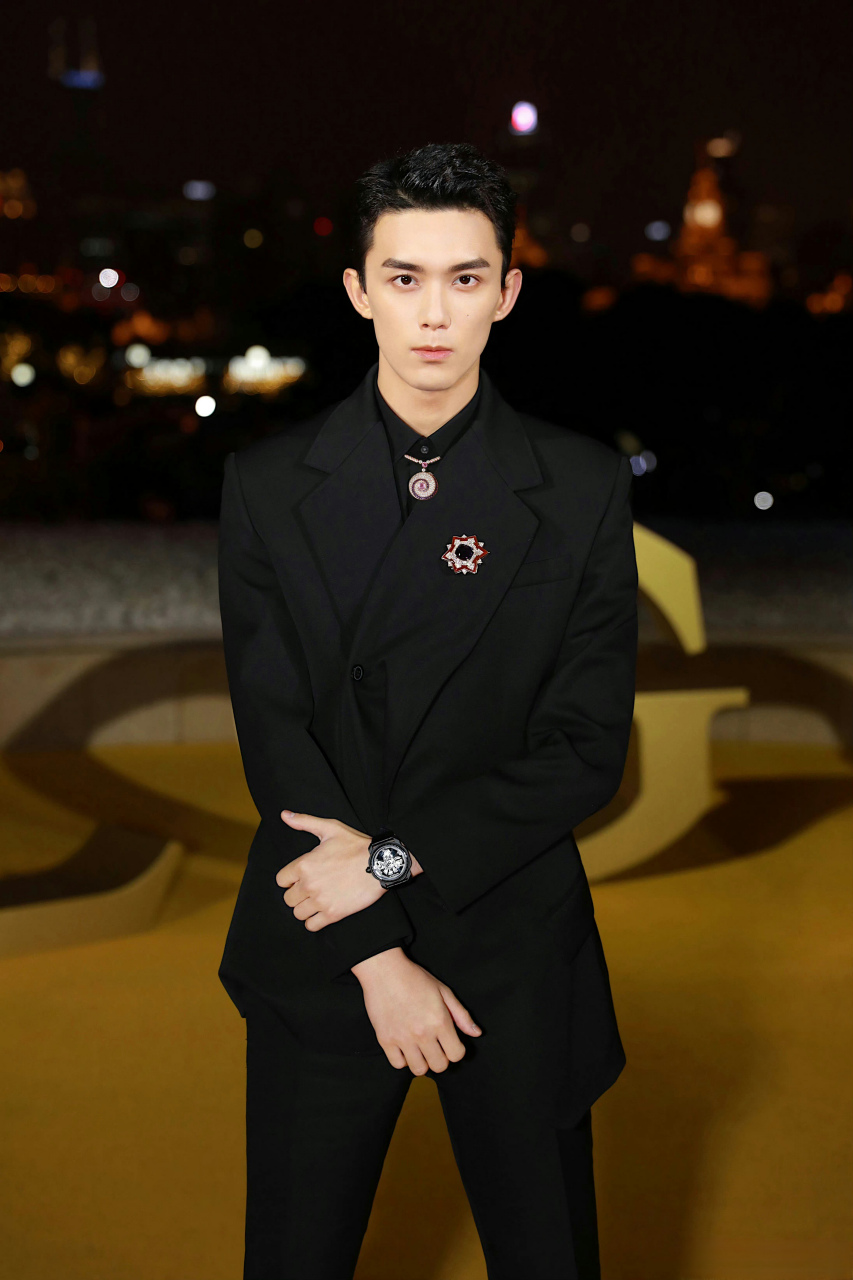 吴磊的身材也是没的说,穿真空西装出席活动.