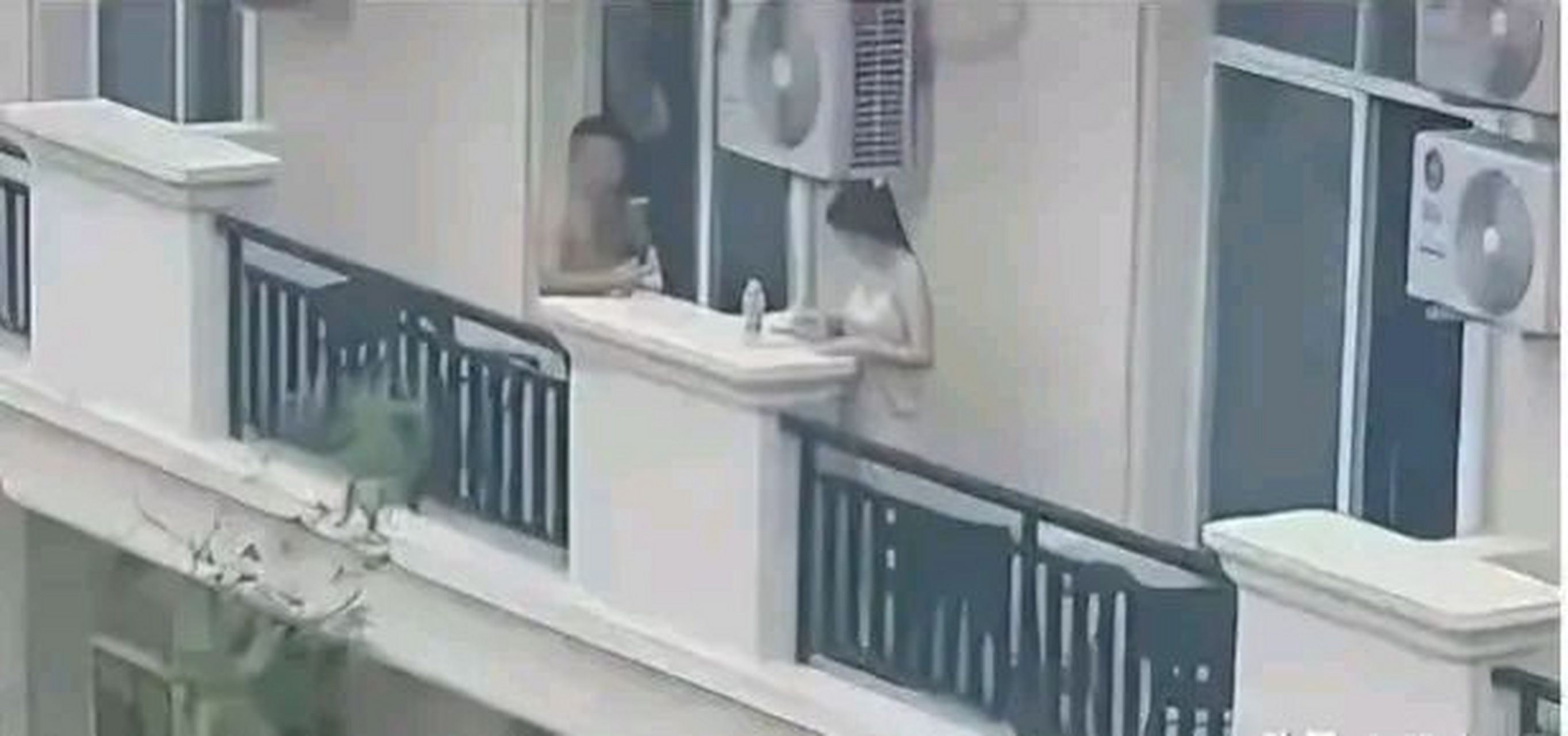 近日,广东某地一起在阳台上发生的事件引发了广泛的争议.