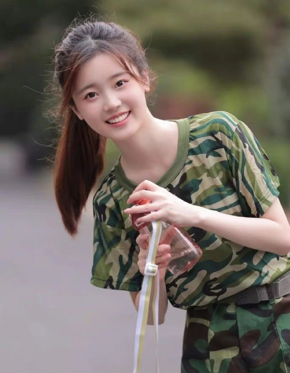 校园美女,笑容甜美可爱,青春靓丽,活力满满的,浑身上下散发着青春的