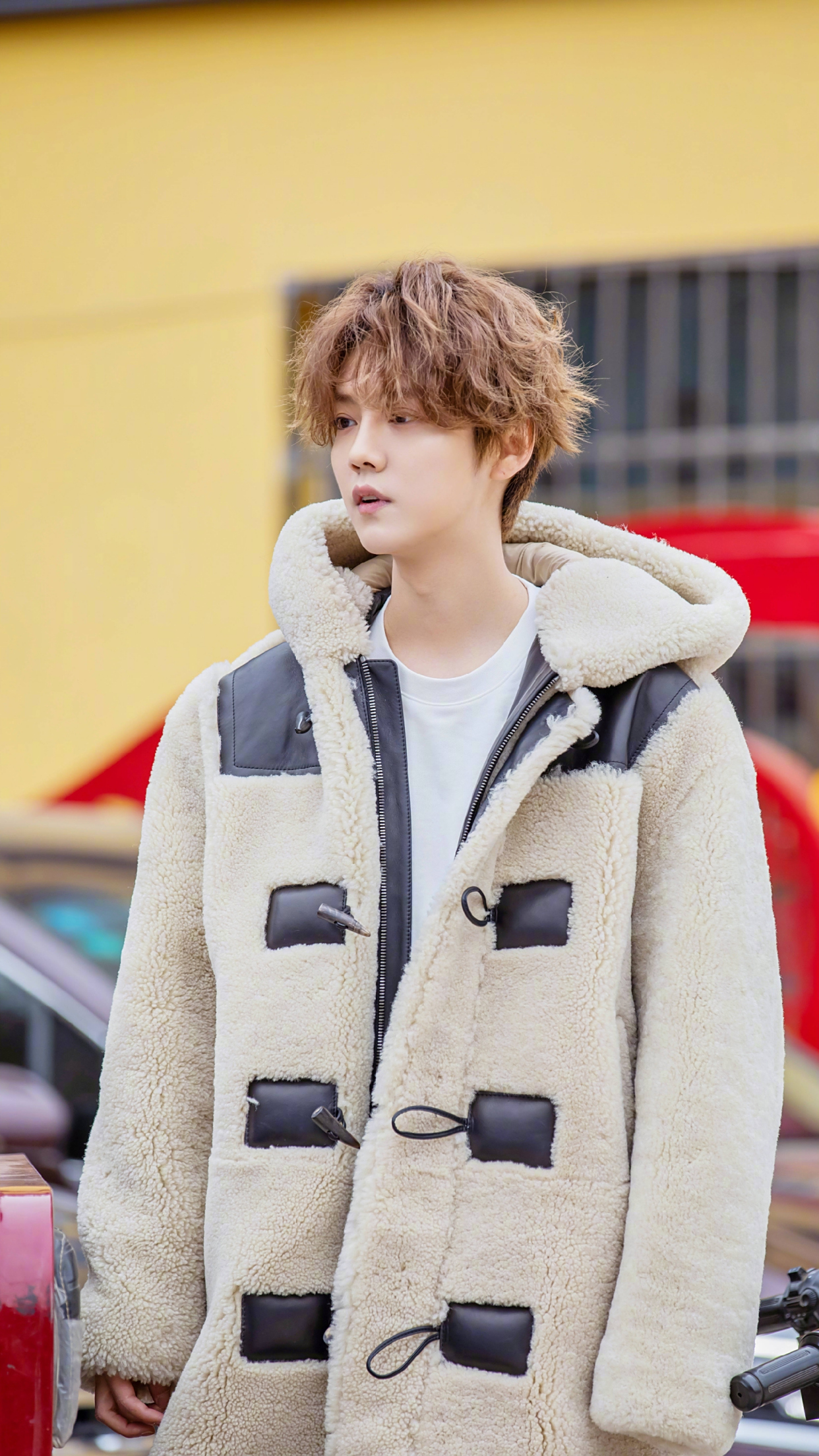 歌手鹿晗,人气爱豆,帅气又英俊的初代男团,来看休闲写真照