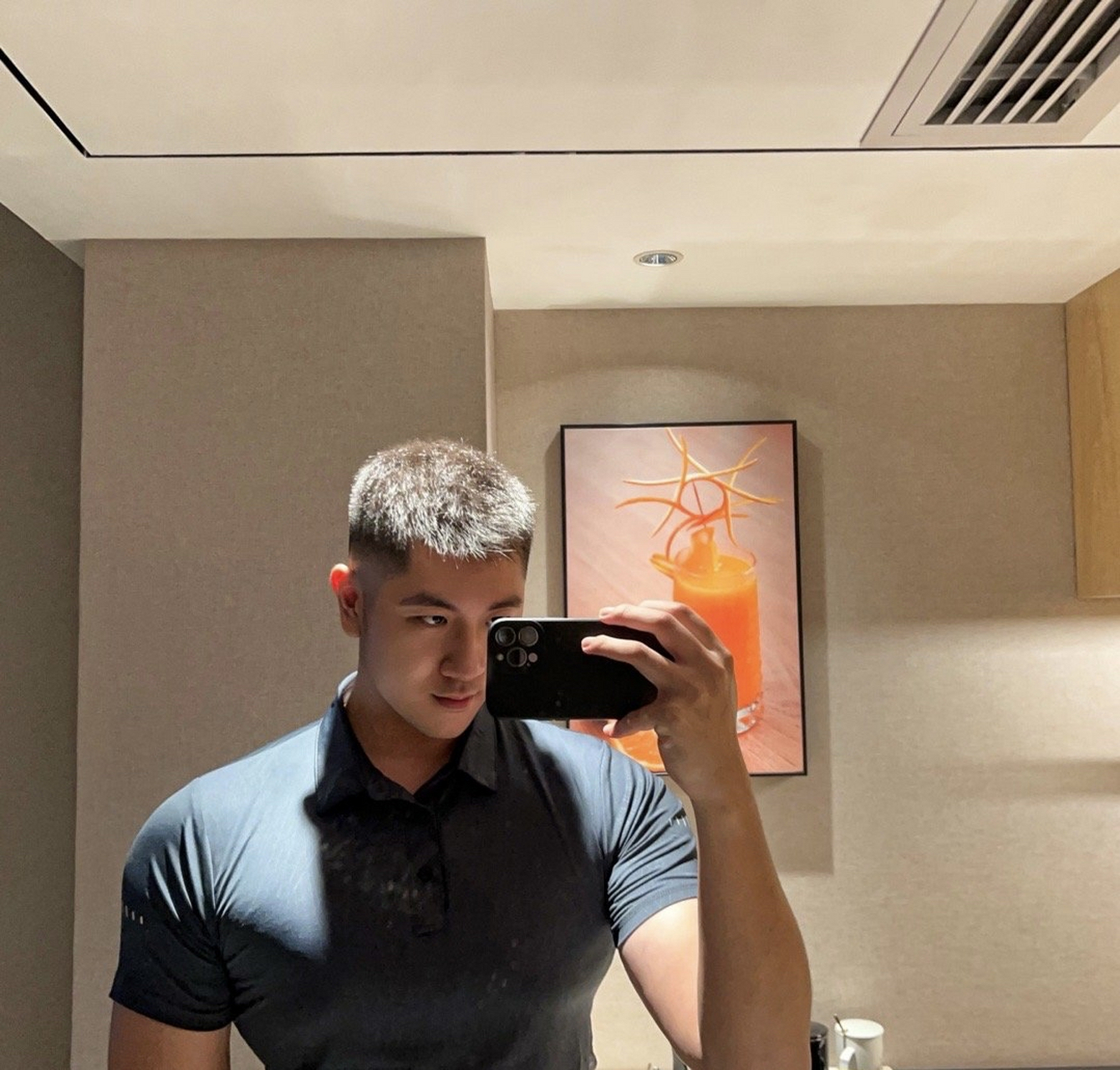 见人不如健身#健身# #运动# #体育生# 寸头男孩