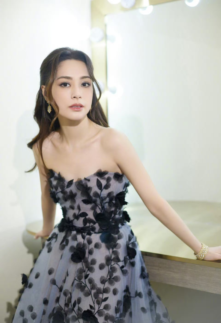 阿娇瘦下来后,是真的美,个子虽然不算高,但五官很美,就是每次的服装