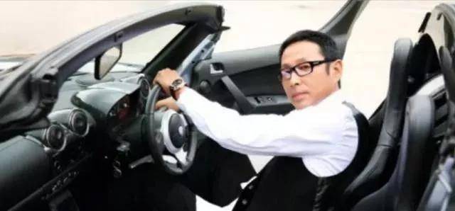 男明星陈道明开四百万豪车,他的生活过得非常精彩