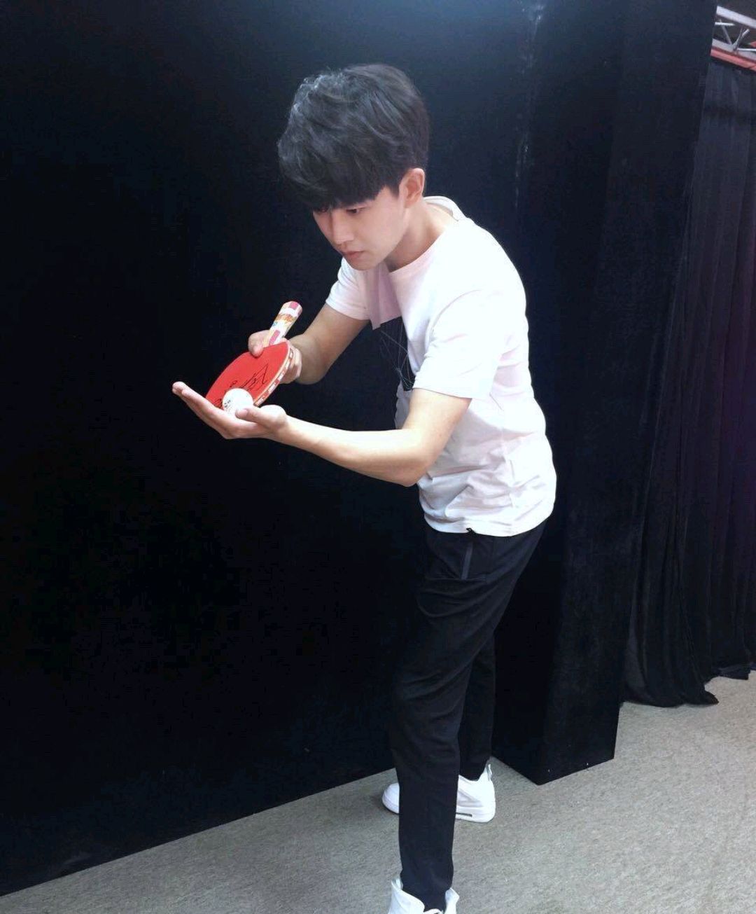 任嘉伦祝贺陈梦夺冠,别忘了,他曾经也是位乒乓球运动员