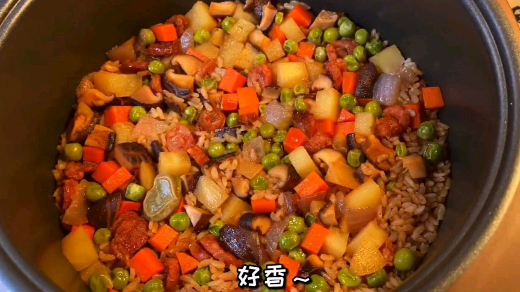 用电饭锅做土豆腊肠焖饭,饭菜一锅出,色香味俱全,简单方便