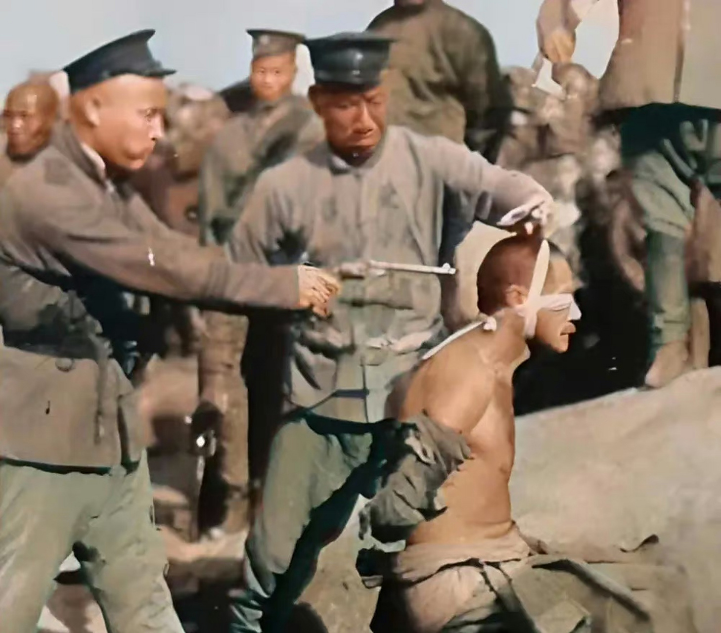 民国时期,警长用柯尔特手枪枪毙犯人. ​