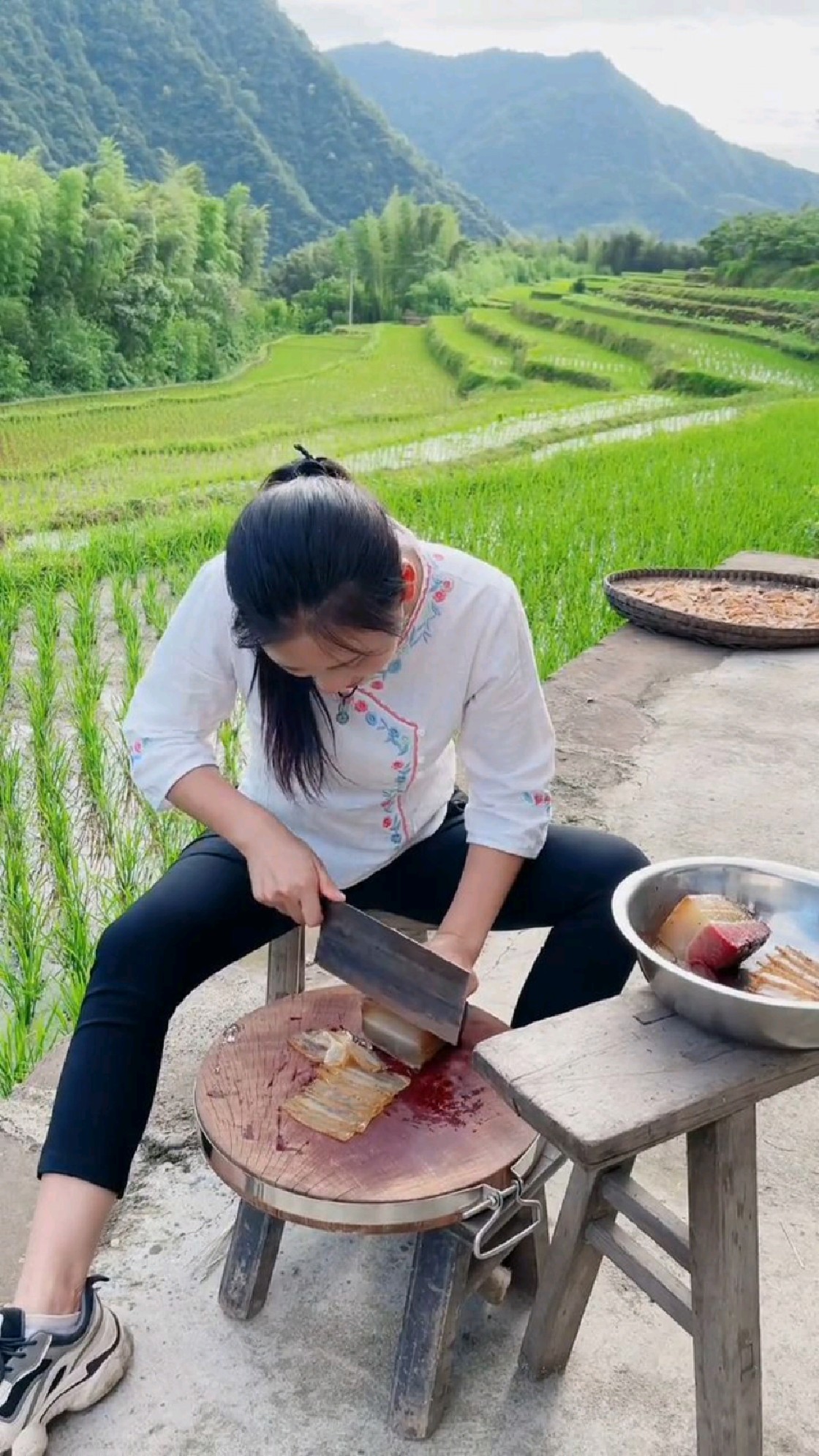 来我切腊肉给你吃可好